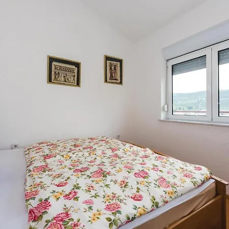 Three-bedroom In Bilice