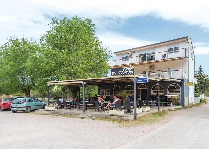 Three-bedroom In Bilice